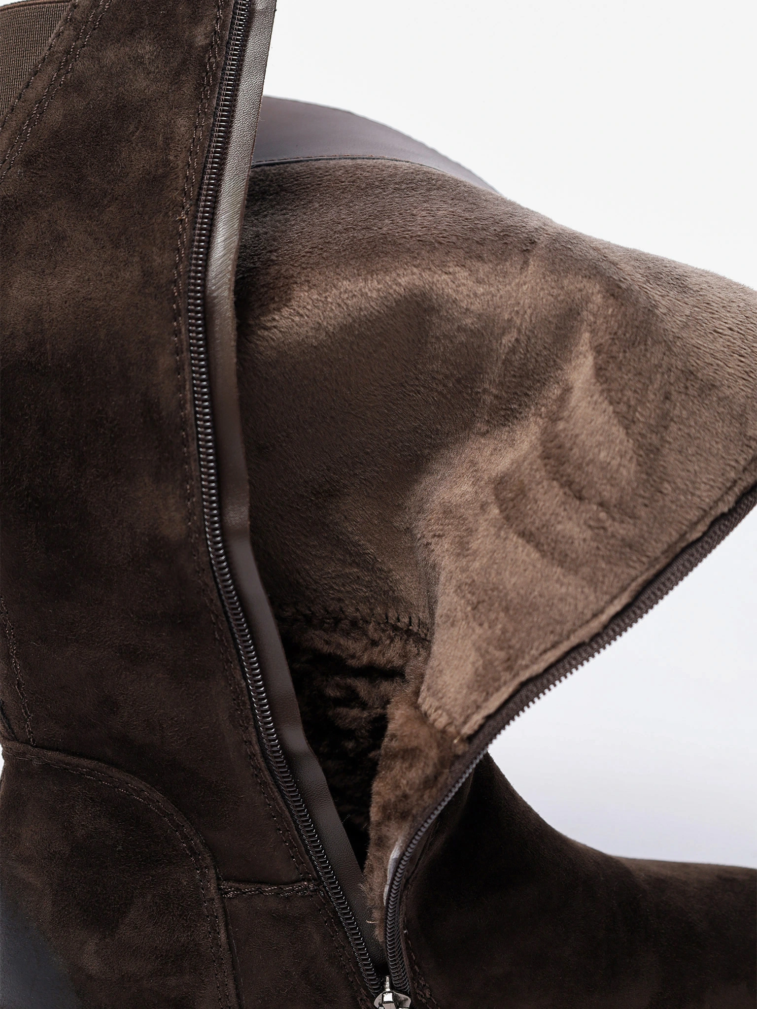 Сапоги темно-коричневого цвета с декоративной молнией на рельефной подошве